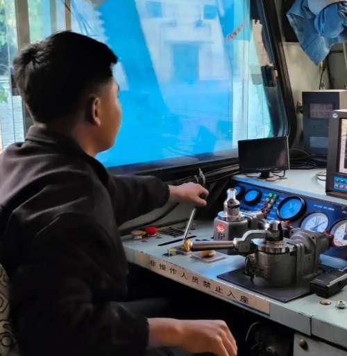 鐵路機(jī)車車輛駕駛?cè)藛T資格考試每年有幾次